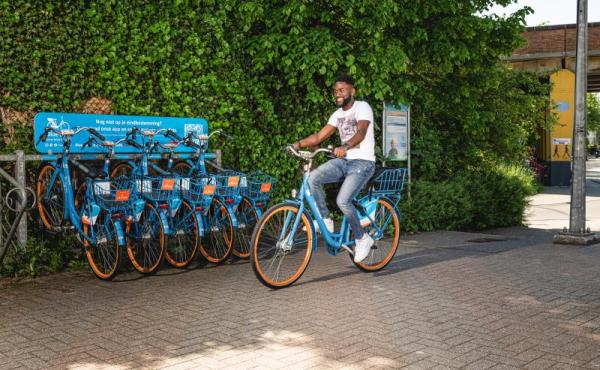 Blue Bike (c) Michiel Devijver